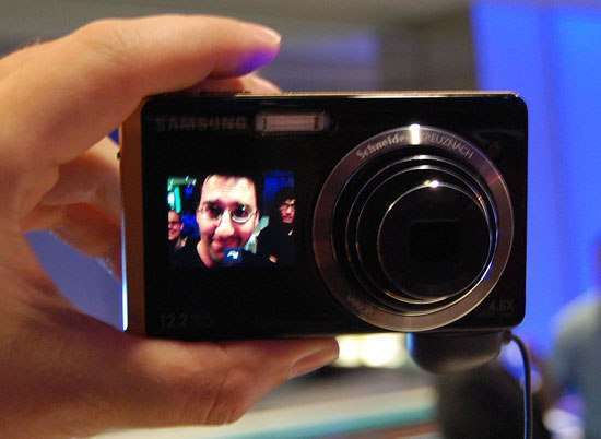 Фотокамера Samsung TL225 подойдет для съемки автопортретов