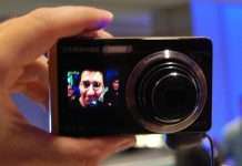 Samsung випустив фотокамеру TL225 з фронтальним екраном