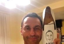 Стасу Костюшкину подарували взуття з його портретом.