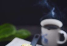 Іспанська тортілья з картоплею, беконом і червоним цибулею.