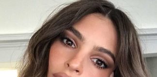 Одягаються Емілі Ратаковски підкреслило її некрасивий пупок.