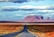 Долина Монументів – парк племені Навахо.