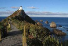 Маяк Наггет-Пойнт у Новій Зеландії.