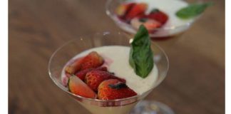 Вершковий десерт з полуницею та базиліком.