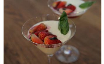 Вершковий десерт з полуницею та базиліком.