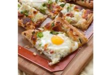 Яєчня на листковому тесті на сніданок.