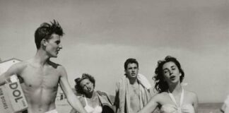 Елізабет Тейлор і її купальники.