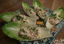 Курчата на грилі з салатом з кукурудзи, слив і баклажанів.