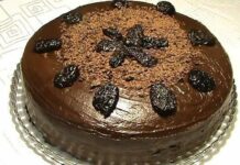 Торт медовий зі сметанним кремом і чорносливом
