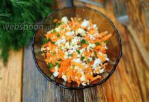 Морквяний салат з сиром і зеленню