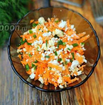 Морквяний салат з сиром і зеленню