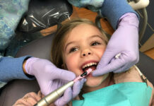 Чому на дитячих зубах з’являється чорний наліт і що з ним робити-пояснює стоматолог