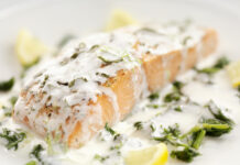 Лосось у вершковому соусі: просто і вишукано