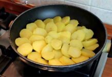 Картопля як піца з томатним соусом і сиром зверху. Тепер можна їсти без м’яса