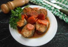 Скумбрія, тушкована з овочами в томаті, в мультиварці