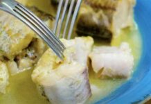 Минтай виходить немов тріска на пару. Складаємо в пакет зі спеціями, а після тушкуємо