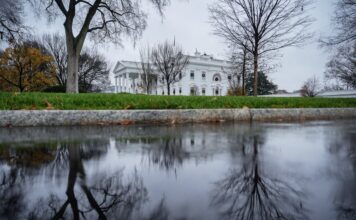 Пряма трансляція фінансового блогера коротко транслювалася на сайті Білого дому