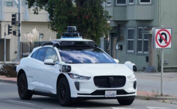 Waymo подає до суду на Санта-Моніку через суперечку щодо зарядної станції для безпілотних автомобілів
