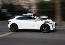 Waymo призупинила поїздки автомагістралями