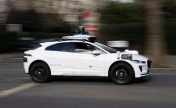 Waymo призупинила поїздки автомагістралями